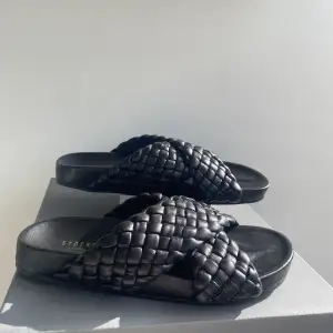 Säljer dessa tofflor/sandaler från Stockholm Design Group som är i äkta skinn. Så gott som nya!🖤ordinarie pris: 1299:-