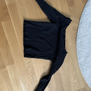 Svart tajt tröja  - Svart tajt tröja i använt skick, den är kroppar och slutar över navel på mig