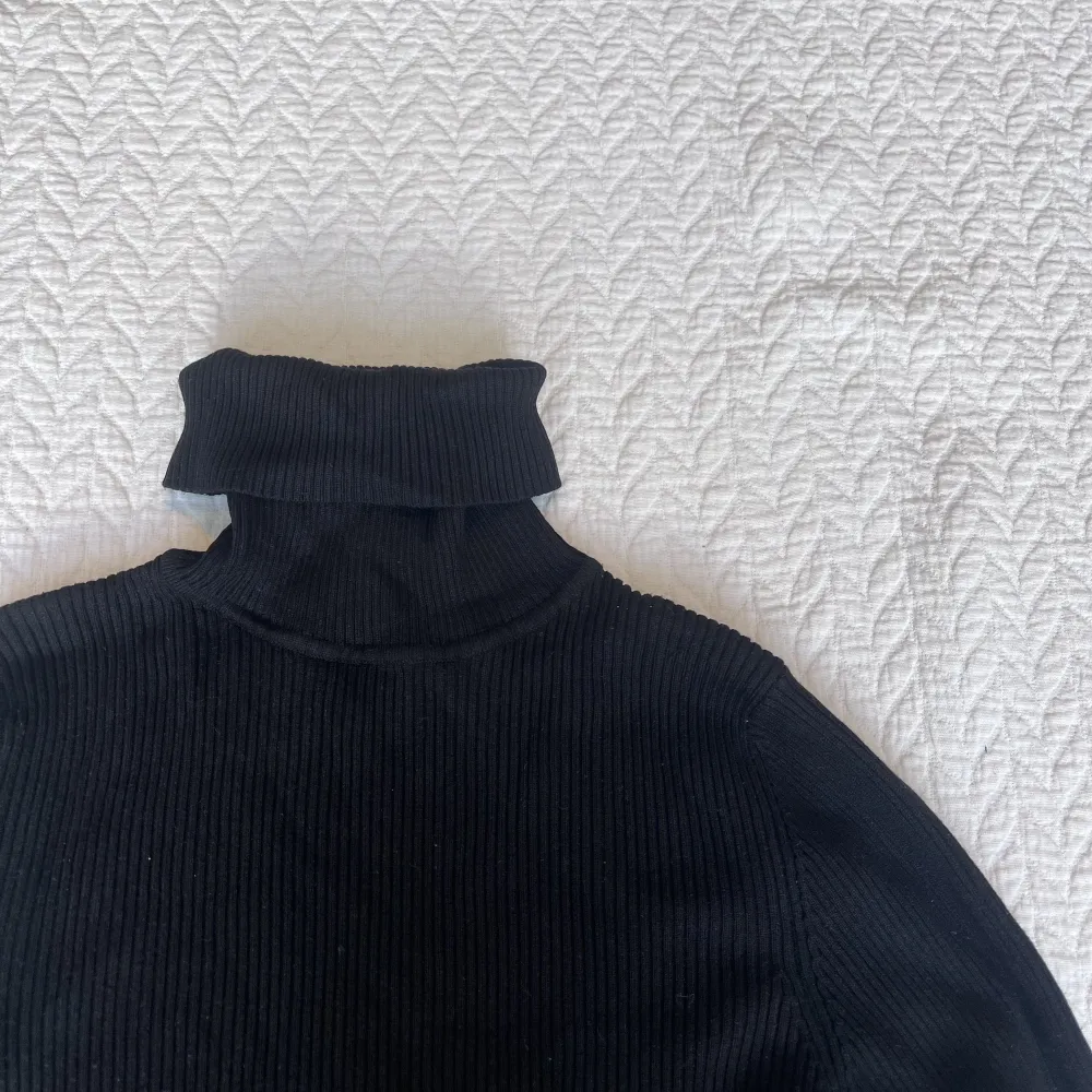 Nyskick, aldrig använd. En vanlig svart polo tröja. Skjortor.
