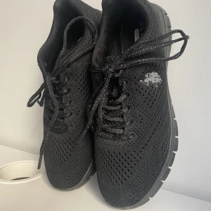 Ralph Lauren sneakers  - Svarta Polo Ralph Lauren sneakers. Liten i storleken. Passar 40. Nyskick 