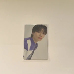 Stray Kids I.N  - Hej jag säljer och tradear gärna detta officiella I.N photocard. Om ni vill tradea gör jag det för vilket Bangchan photocard som helst😊Pris 50kr, men det går att förhandla. 