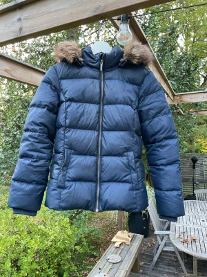 Tommy hilfiger jacka - Superfin jacka från Tommy hilfiger till vintern! Man kan ta bort pälskragen 