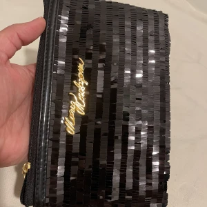 Liten kuvertväska, Maria Montazami - Liten kuvertväska, Maria Montazami, storlek 20x14 cm. Aldrig använt.