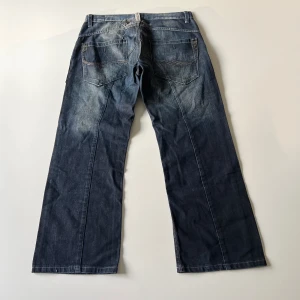 Baggy jeans - Baggy lågmidjade jeans. Midjemått: 83 cm. Innerbenslängd: 72 cm. Unisex fit. Hon på bilderna är 167 cm 💕