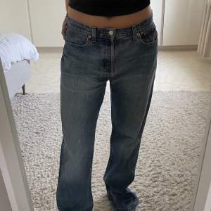 Blå vintage Levis jeans köpta på humana. W33, sitter lågmidjatt och baggy på mig som vanligtvis har M i byxor. Midjemått: 42 rakt över, 84 runt om. Jeansen har slitningar längst ner då de är för långa för mig (se bild 3)