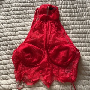 Zara topp  - Säljer denna fina Zara toppen eftersom den inte kommer till användning. Har bara provat den annars har den legat i garderoben🌸