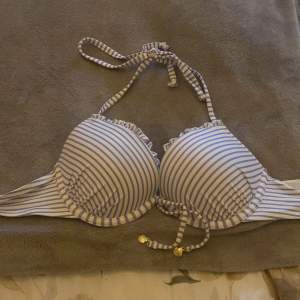 Jättesöt bikini top i Storlek 75 B!❤️ Lite padding i den, säljer då den inte kommer till användning 