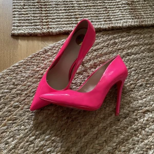 Riktiga Buffalo pumps i äkta skinn  - Säljer mina neonrosa pumps, använda 1 gång men de är för små. Riktigt skinn och äkta Buffalo. Ordinarie pris 2000kr
