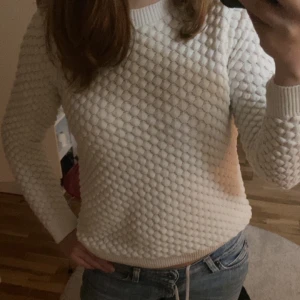 Långärmad tröja - Fin vit långärmad tröja med lite snäckmönster på.🤍