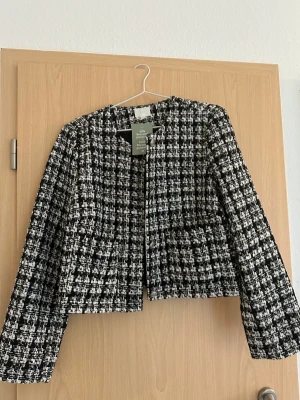 H&M jacka -  Den är helt ny och oanvänd taggen är också kvar .