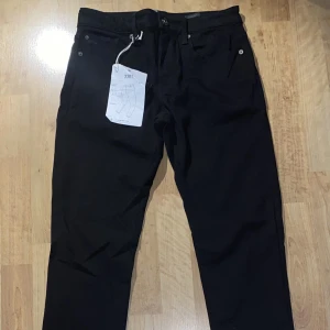 GSTAR jeans  - Helt oanvända G star jeans, med alla lappar och etiketter kvar. Jeansen har en slim passform och är i strorlek W28,L32.