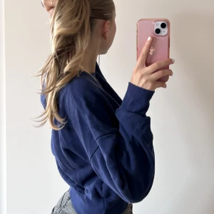 blå sweatshirt - Superfin marinblå kort sweatshirt från Bikbok i storlek S. Älskar verkligen färgen! Den är använd men i superbra skick. Hör av dig om du undrar något!☺️👋🏼✨🤍