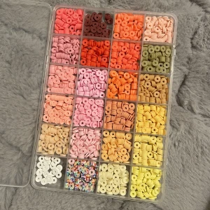 Pärlkit, platta - Kit med platta pärlor. Köpt för över 100kr