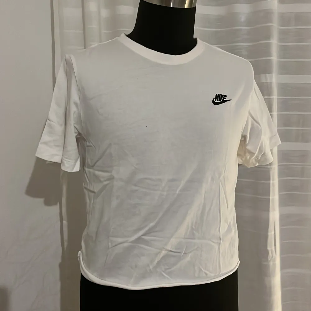 Nike t-skirt som jag klippt. . T-shirts.