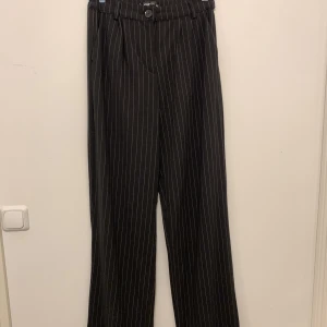 Radiga kostymbyxor  - Radiga kostymbyxor i väldigt bra skick. Använd ett få tal gånger. Storlek M men sitter som S om man är mellan storlekar 