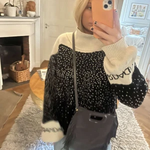 Maje väska!! - Ass cool och unik mocka Maje väska i en super fin blå/grå färg. Det är den stora modellen och väskan är max använd fem gånger. Dustbag och långt band finns! Superbra skick!💕💕💕nypris: 2800kr, mitt pris: 1700kr