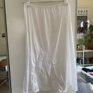 Vit spetskjol - Inköpt i en vintagebutik och så snygg sidenkjol med spetsdetalj. Lite tight på mig som brukar ha M/L. Lite genomskinlig, snygg att stylea med stor tshirt;)