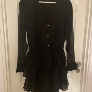 Klänning  - Säljer den här fina klänningen från Gina tricot med volanger 💗 använd två gånger och är därför  fortfarande i ett jätte fint skick 