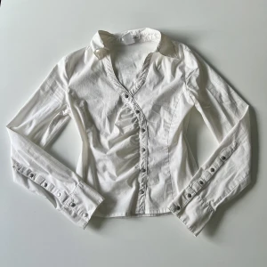 Vit skjorta - Vit unik skjorta. Dragkedja på sidan 💕