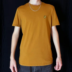 LYLE & SCOTT T-shirt - Brun T-shirt ifrån LYLE&SCOTT, ny skick 