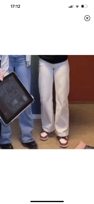 Bikbok beiga jeans - Mina gamla favoritjeans från bikbok! Höga i midjan och sitter väldigt fint💕 Säljer för att dom är för små! Stl 24