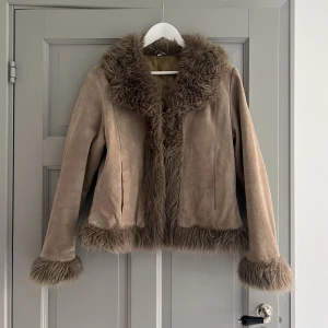 Höstjacka  - Höstjacka köpt secondhand, lite stor på mig som är strl 36, tror därför den passar bäst på en strl 38🩷