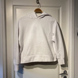 Zara hoodie - Fin hoodie från zara. Är i väldigt bra skick. Fanns en liten smink fläck men går bort i tvätten💕💕