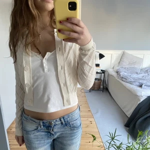 Beige mönstrad kofta - Jättefin beige kofta med mönster från Zara. Använd ett fåtal gånger. Säljer för att jag inte får användning av den❣️