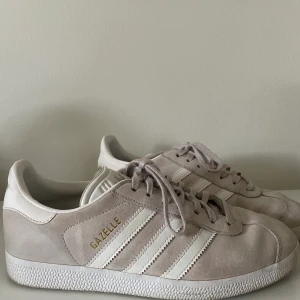 Adidas Gazelle - Beige/ljusrosa Gazelle från Adidas. Använda vid enstaka tillfällen och har mycket mer att ge! Lite smutsiga på vissa ställen, men går säkert bort efter en puts. Säljer för 850:- inkl. frakt, men priset är förhandlingsbart ☺️