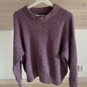 Stickad tröja💜 - Kommer inte till användning, köpare står för frakten, använd gärna köp nu💜💗