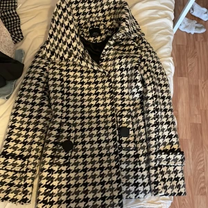 Kappa - Säljer min jätte fina hundtands kappa då jag inte använder den! Säljer den för 280kr +frakt (pris kan diskuteras) 💕💕