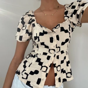 Gullig topp  - En perfekt topp som funkar till vardags eller till finare tillfällen! Passar XS-M, från h&m!!💕