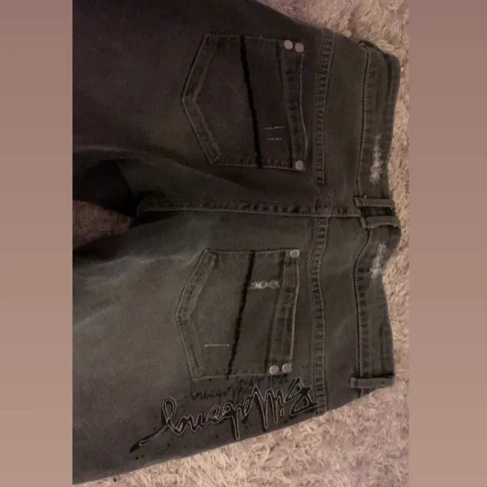 Trendiga lågmidjade jeans. Jag vill sälja dessa för jag inte har nån användning ti det och använder knappat det. Köpte för 700 och säljer för 400 men vi kan snacka pris också. . Jeans & Byxor.