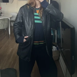 Vintage läderjacka - Världens snyggaste jacka i läder. Köpt på Depop för några år sedan! Superbra skick och väldigt varm och skön nu i höst. Något fodrad. Har stoora fickor🫶🏻 Strl S men passar definitivt XS-M🩶Märket är Woodlands leather. Har dragkedja!