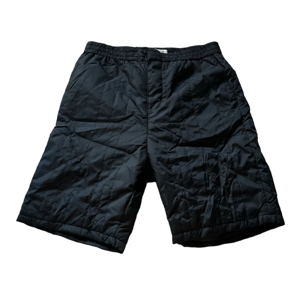 Vadderade svarta shorts från Weekday. Shorts.