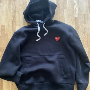 Cdg hoodie - Säljer nu min riktigt snygga comme des garcons hoodie.  Storlek M men passar även S. Kontakta vid intresse och innan ni köper!