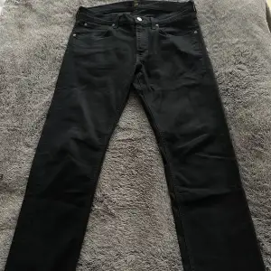 Svarta jeans i modellen Daren Zip Fly från Lee. Storlek W33 L32. Nyskick!