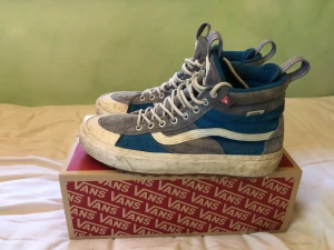 Vans MTE-2 - Perfekt skor för vintern när man vill hålla värmen även de kalla dagarna men fortfarande va stilren och ha sneakerlooken. Dom är fint skick och säljer för de är för små. Box ingår.