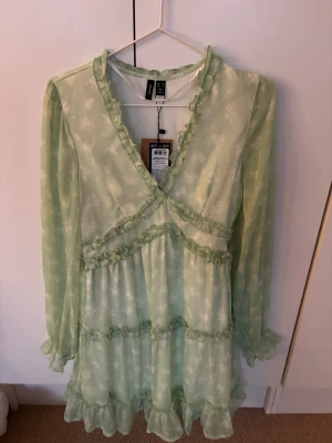 Sommarklänning - Superfin klänning som funkar perfekt till sommaren eller midsommar, har använt den en gång och lappen är kvar🤗🫶