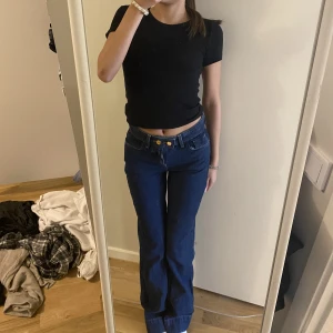 Mid rise zara jeansq - Jättefina blå jeans från zara. Mid Rise med lite ”lösare” passform. Använda ett fåtal gånger och är i bra skick.