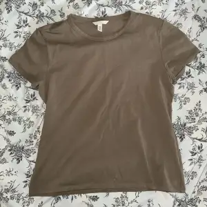 Jättefin och otroligt skön gråbeige t-shirt/babytee, knappt använd så väldigt bra skick, XL men passar L och M lite mer oversize