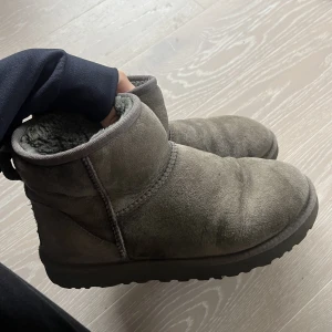 Uggs - Väl använda grå uggs i storlek 39. Okej skick. Äkta. 500kr