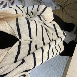 Randig stickad - Vit och blå randig stickad med dragkedja, har köpt den oversized så den är storlek XL, normalt har jag 36/38🫶🏽💕