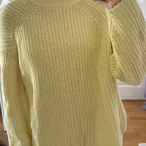 äljer denna superfina stickade tröja från Gina tricot i mycket bra skick 🍀🎀 Passar mig i storlek S, frakten tillkommer 