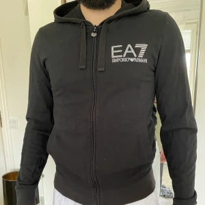 Märkeskläder / Armani / EA7 - Köpt från Johnells, cirka 2 och en halv år sedan. Äkta såklart! Köpt för 1800kr