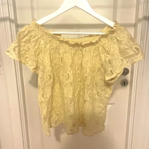 Blus - Blus från Bikbok i storlek M