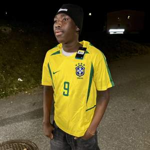 02/03 Brazil National Home Kit ”Retro Ronaldo Nazário, #9” 🇧🇷⚽️  Storlek: S Pris: 399kr  Först till kvarn‼️