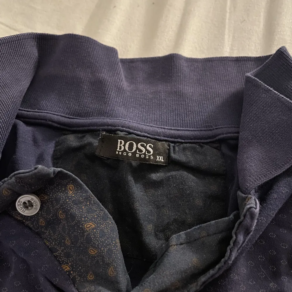 En Hugo Boss tröja i strl XXL (fast passar mest XL). Färgen är mörk blå/nästan lilla . Skjortor.