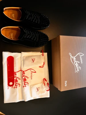 Louboutin - Säljer nu mina Louboutin då de är aningen för stora. Cond 9/10 behöver bara putsas upp lite. Hör av dig om du har några funderingar :)