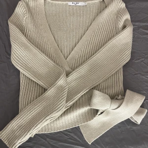 Tröja  - Nypris:399kr Aldrig använd 